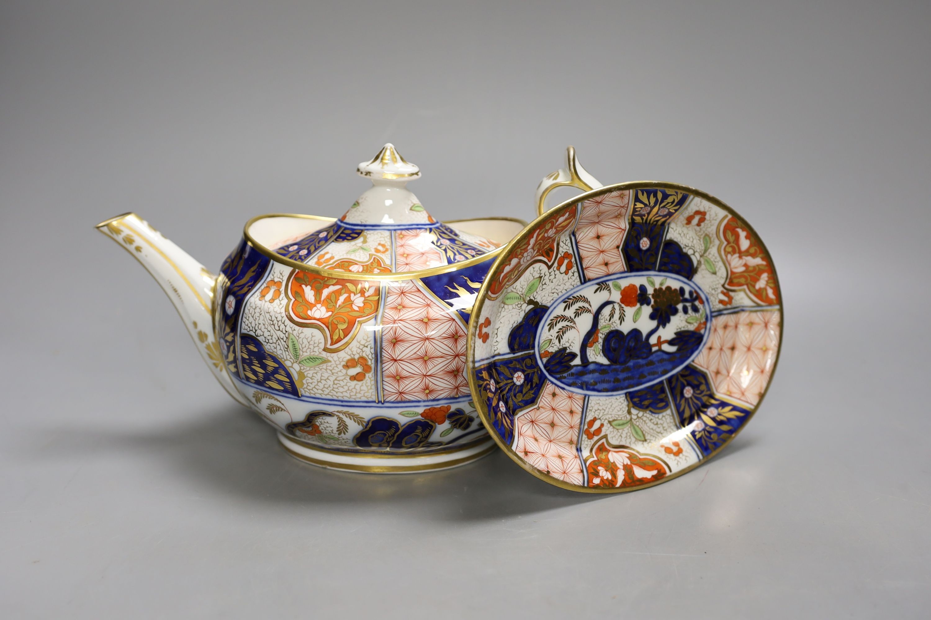 A Chamberlain teapot cover and stand painted with an Imari pattern, c.1810, 26cm long